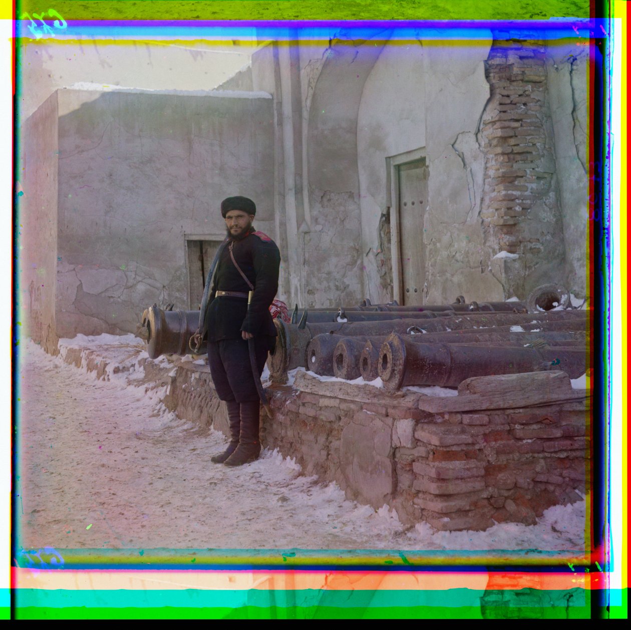 Un soldato russo fa la guardia a un palazzo accanto a vecchi cannoni a Bukhara, 1915 da Sergey Prokudin Gorsky