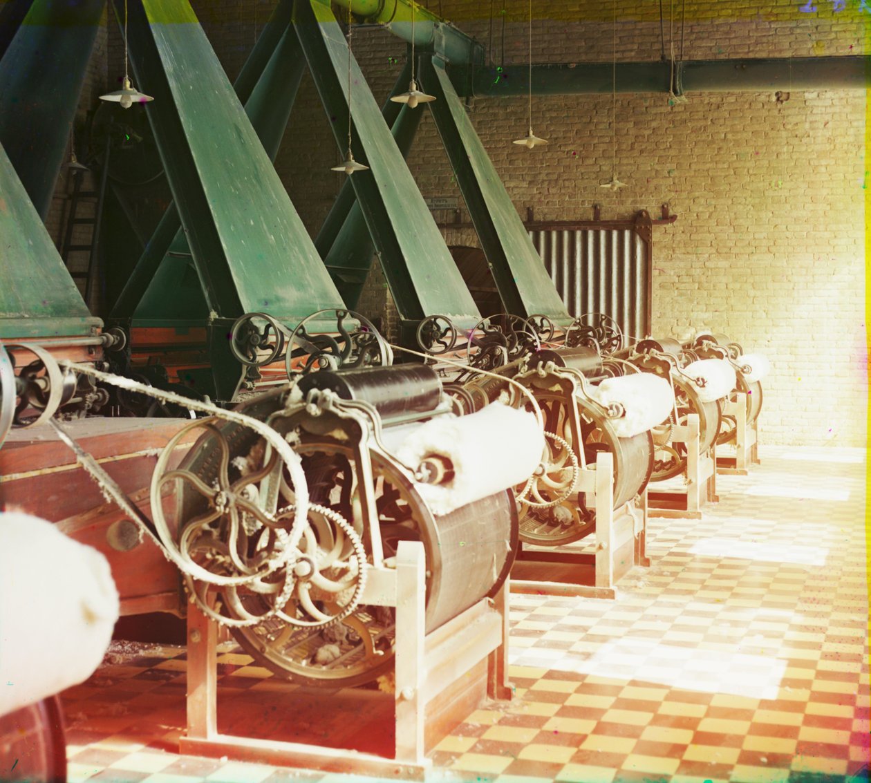 Interno di una fabbrica tessile di cotone con macchine che producono filo di cotone, probabilmente a Tashkent, 1905-1915 da Sergey Prokudin Gorsky