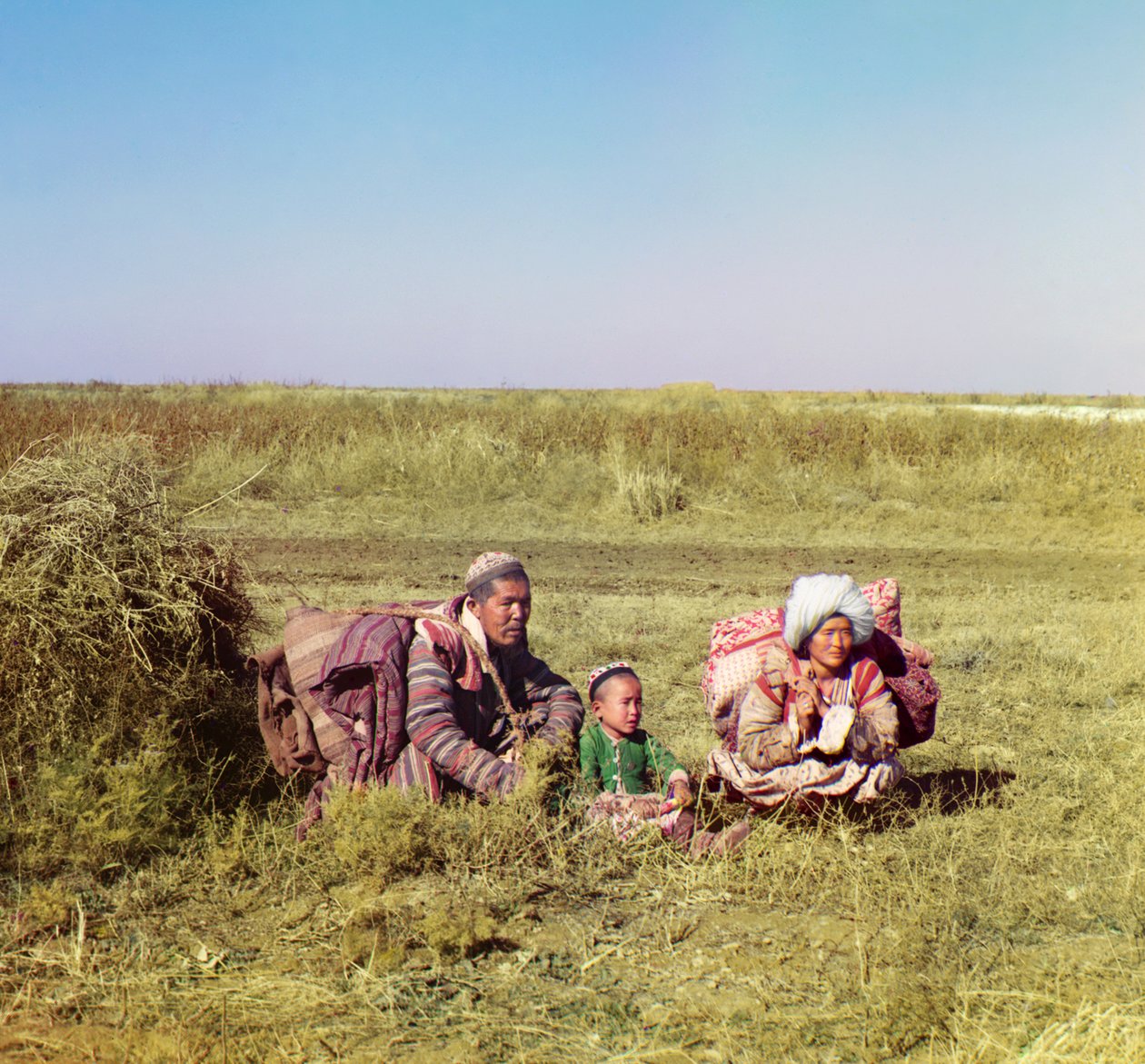 Kirghiz nomadi: un uomo, una donna e un bambino nella steppa Golodnaia, Impero Russo, tra il 1905 e il 1915 da Sergey Prokudin Gorsky