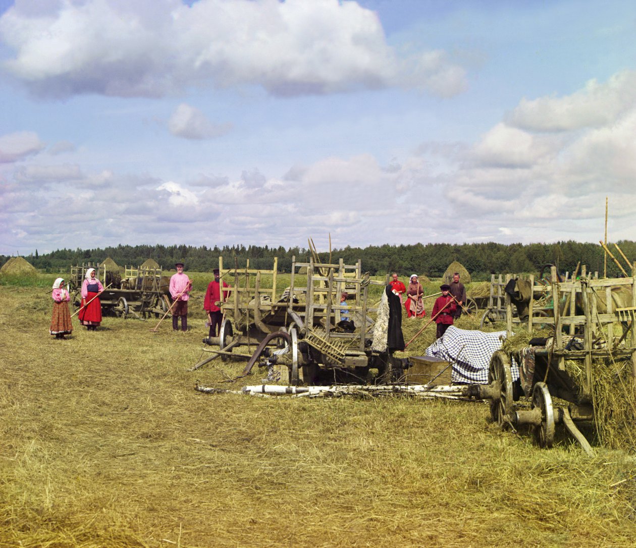 Contadini che fanno il fieno, vicino al tempo di riposo, Impero Russo, 1909 da Sergey Prokudin Gorsky