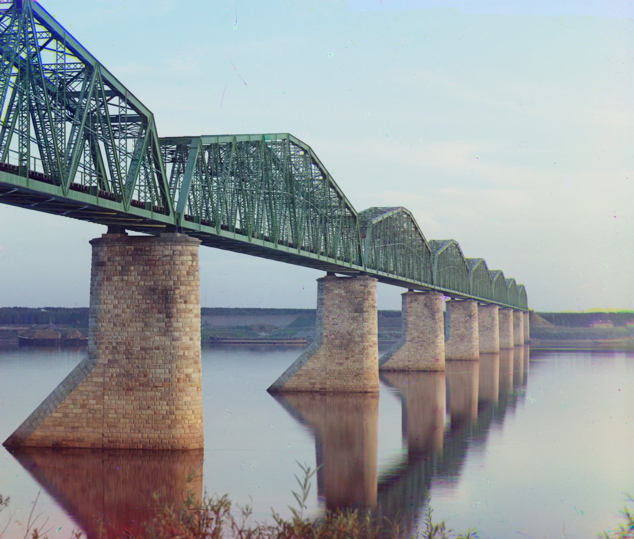 Ponte a traliccio metallico della Ferrovia Transiberiana su pilastri di pietra, sul fiume Kama vicino a Perm negli Urali da Sergey Prokudin Gorsky