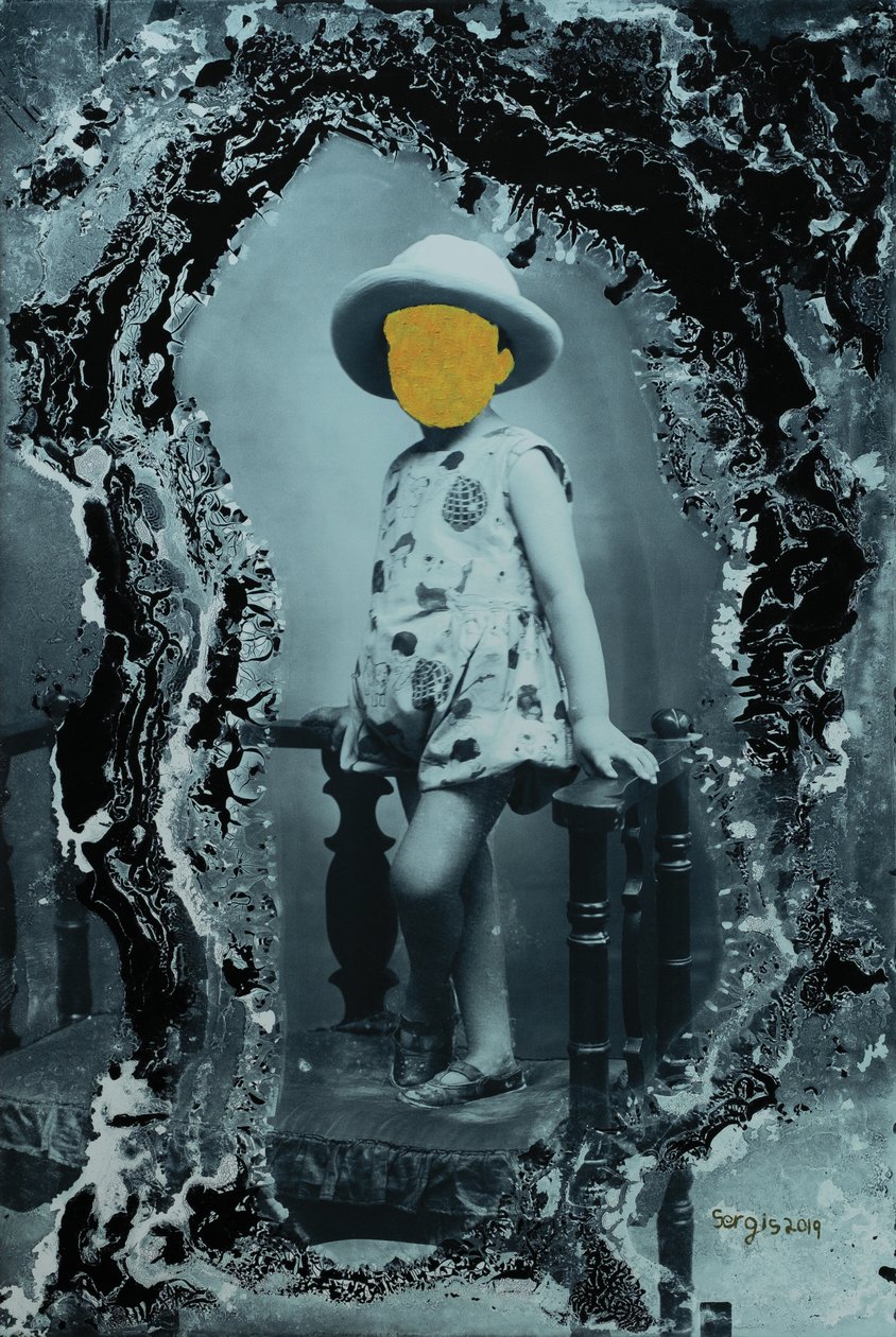 giovane ragazza in posa da sola, 2019 (tecnica mista) da Sergis Adamos