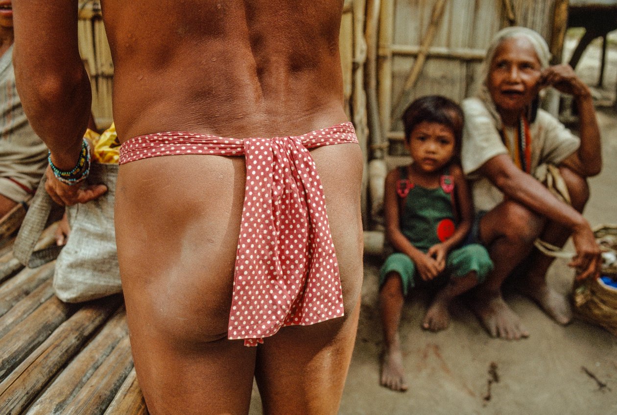 Un membro della tribù Mangyan indossa un perizoma tradizionale da Sisse Brimberg