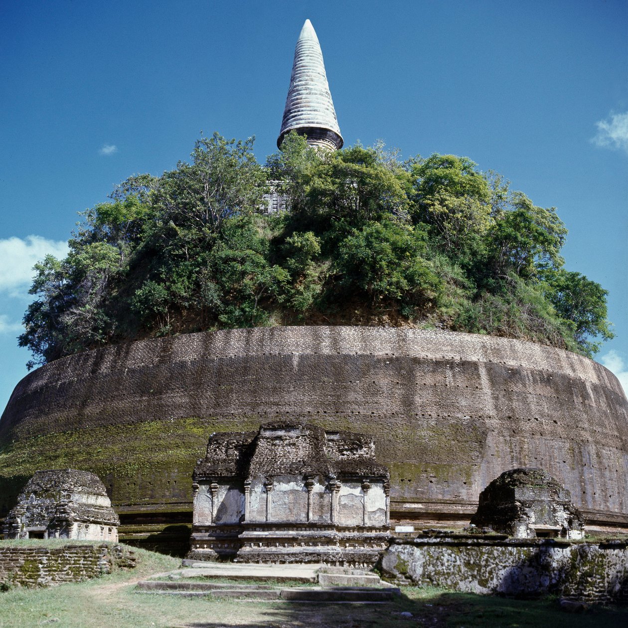 Veduta dello stupa Rankoth Vehera da Sri Lankan School