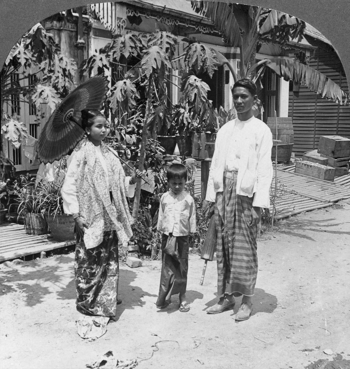 Famiglia birmana, Rangoon, Birmania, 1908 da Stereo Travel Co