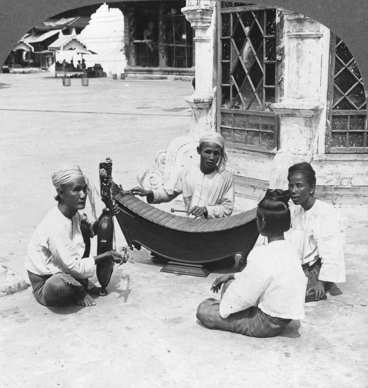 Musicisti, Pagoda Shwedagon, Rangoon, Birmania, 1908 da Stereo Travel Co
