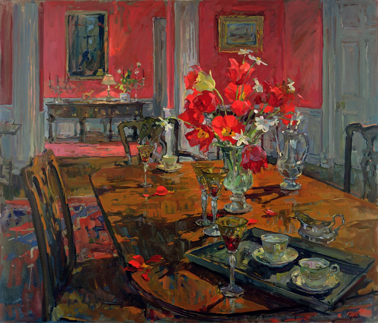 Tulipani in una sala da pranzo rossa da Susan Ryder