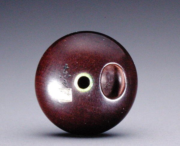 Una piccola ciotola per elemosine, c.1880-1900 (legno intarsiato con corno di cervo, metallo e lacca) da Suzuki Tokuku