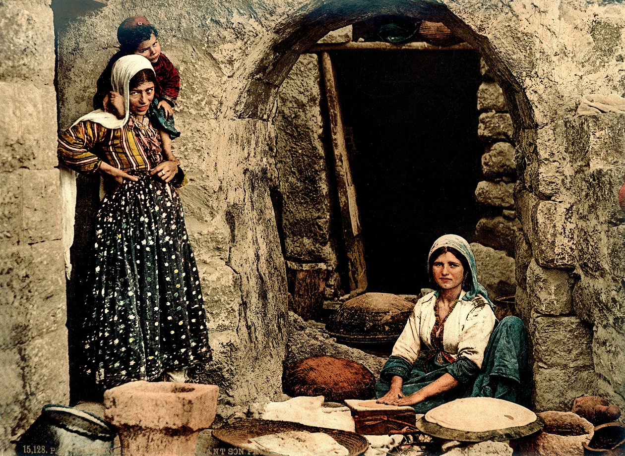 Donne libanesi che fanno il pane davanti alla loro casa, c.1880-1900 da Swiss Photographer