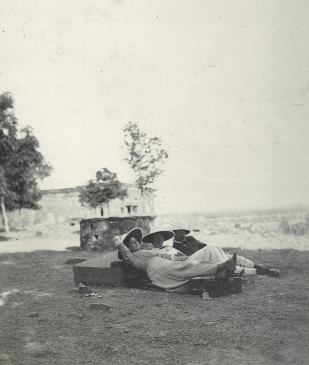 Lilah Wingfield, Judy Smith e il maggiore Gosling che si riposano dopo una giornata di visite turistiche a Fatehpur Sikri, gennaio 1912 (foto in bianco e nero) da Sylvia Brooke