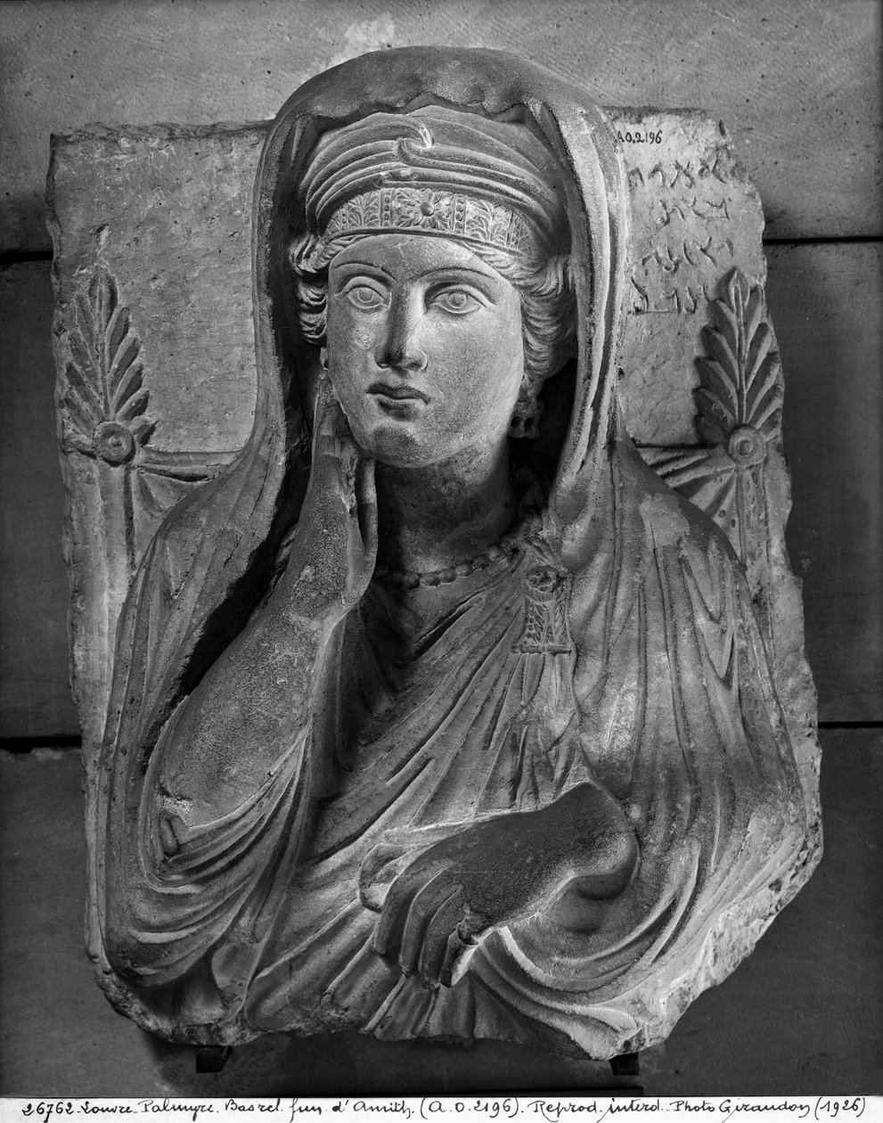 Busto di Ummayat moglie di Yarhai signora di Amith, fine II secolo d.C. (calcare) da Syrian