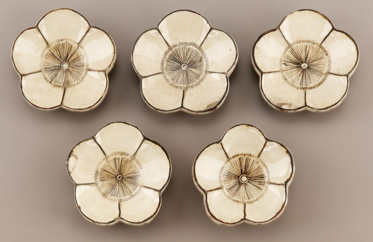 Piattino a forma di fiore di pruno, Kyoto, Kyoto-fu, periodo Edo da Taizan Yohei