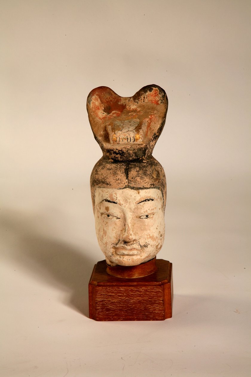Testa di un funzionario civile su un supporto di legno europeo, da una tomba nel nord della Cina, 618-705 da Tang Dynasty Chinese School
