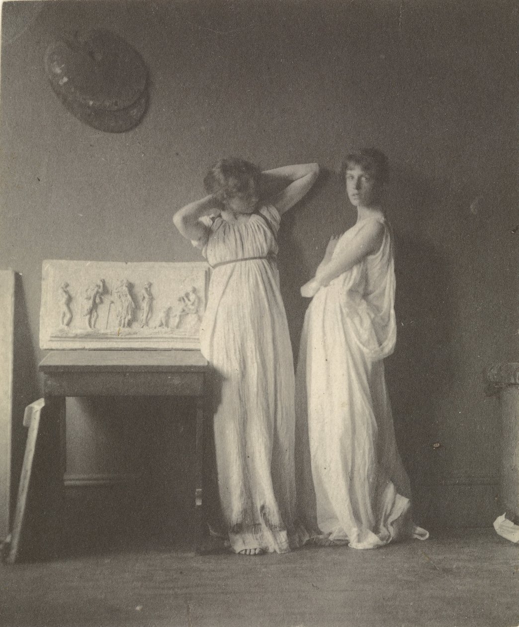 (Due modelle femminili in costume classico con scultura di Eakins Arcadia) da Thomas Eakins