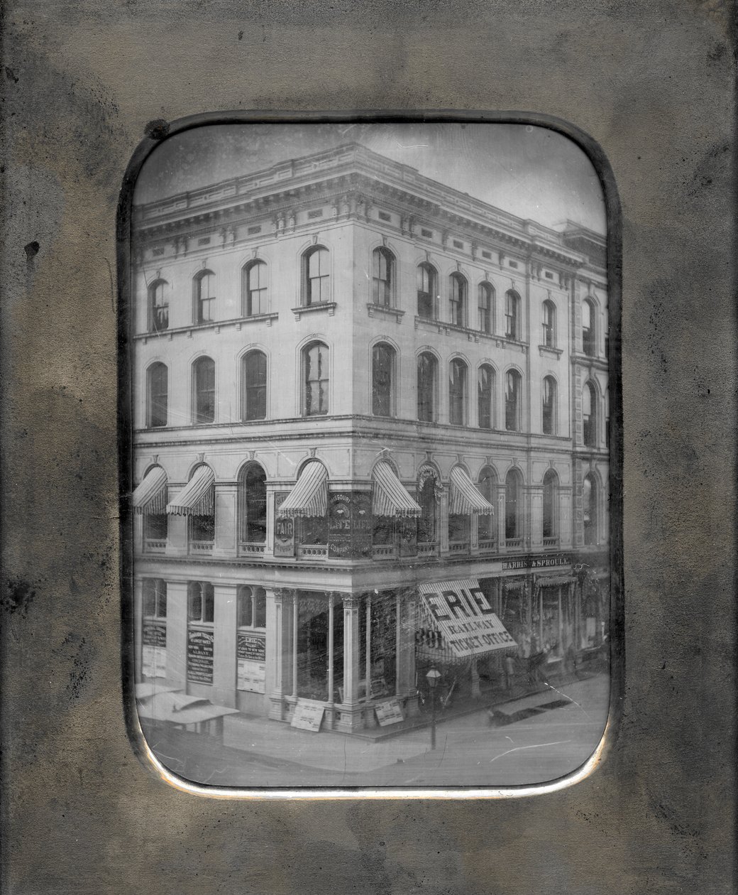Edificio Ann Lucas Hunt, Fourth e Olive Streets, angolo nord-ovest da Thomas M. Easterly