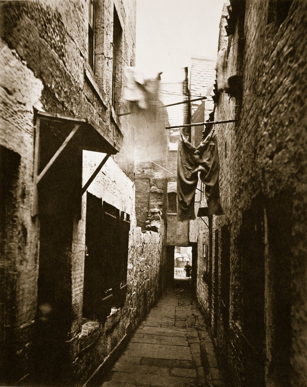 Close, 101 High Street, Glasgow, c.1878 da Thomas Annan