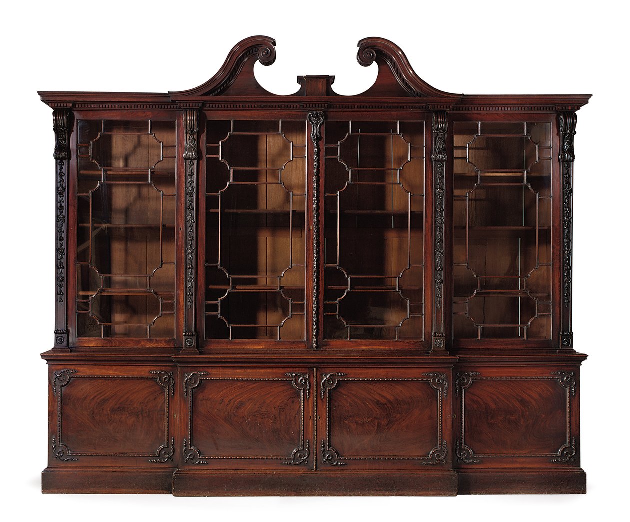 Una libreria a fronte spezzata di Giorgio III da Thomas Chippendale