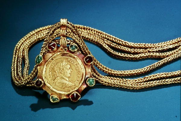 Moneta, dal regno di Caracalla montata su un pendente, 249 (oro) da Thracian