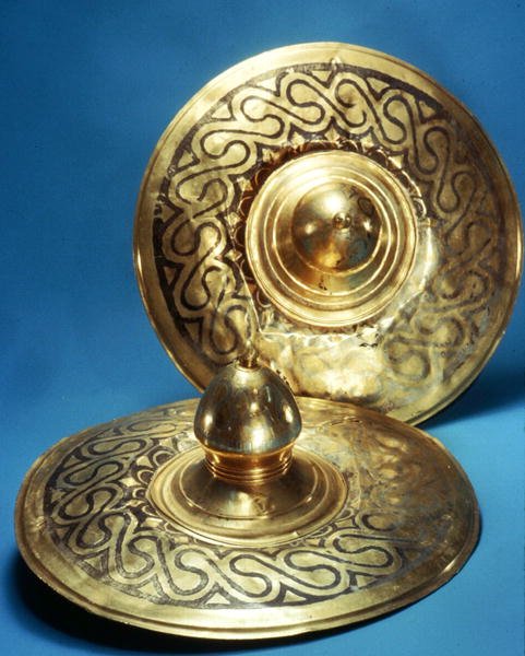Coperchi (oro intarsiato con argento) da Thracian