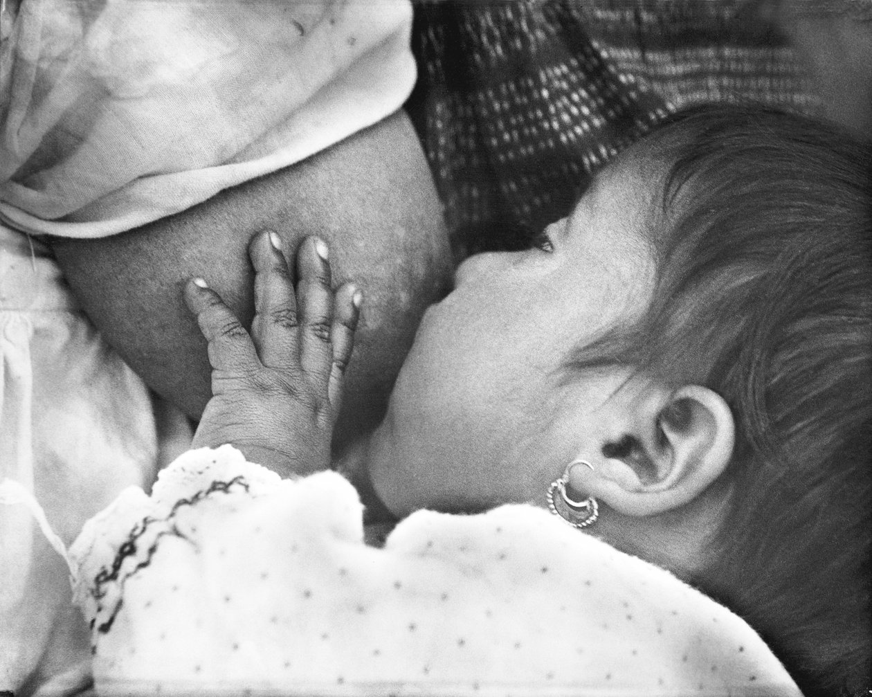 Bambino che allatta (Conchita con sua madre Luz Jimenez), Città del Messico, 1926 da Tina Modotti