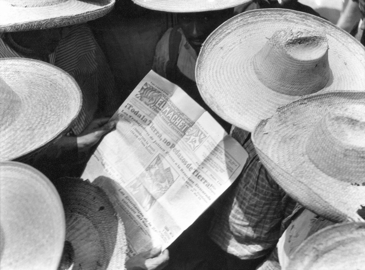 Campesinos che leggono El Machete, Città del Messico, 1929 da Tina Modotti