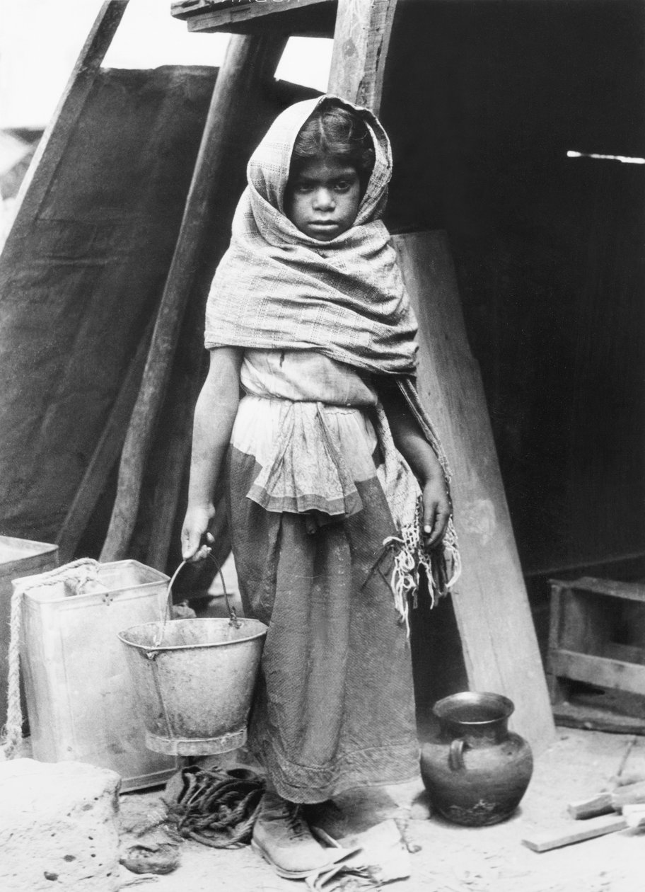Ragazza che porta acqua, Messico, 1927 da Tina Modotti