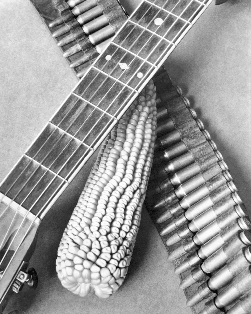 Rivoluzione messicana, chitarra, mais e cintura di munizioni, Città del Messico, 1927 da Tina Modotti