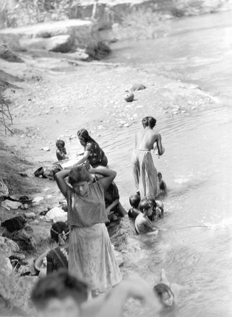 Lavaggio al Fiume vicino a Tehuantepec, Messico, 1929 da Tina Modotti