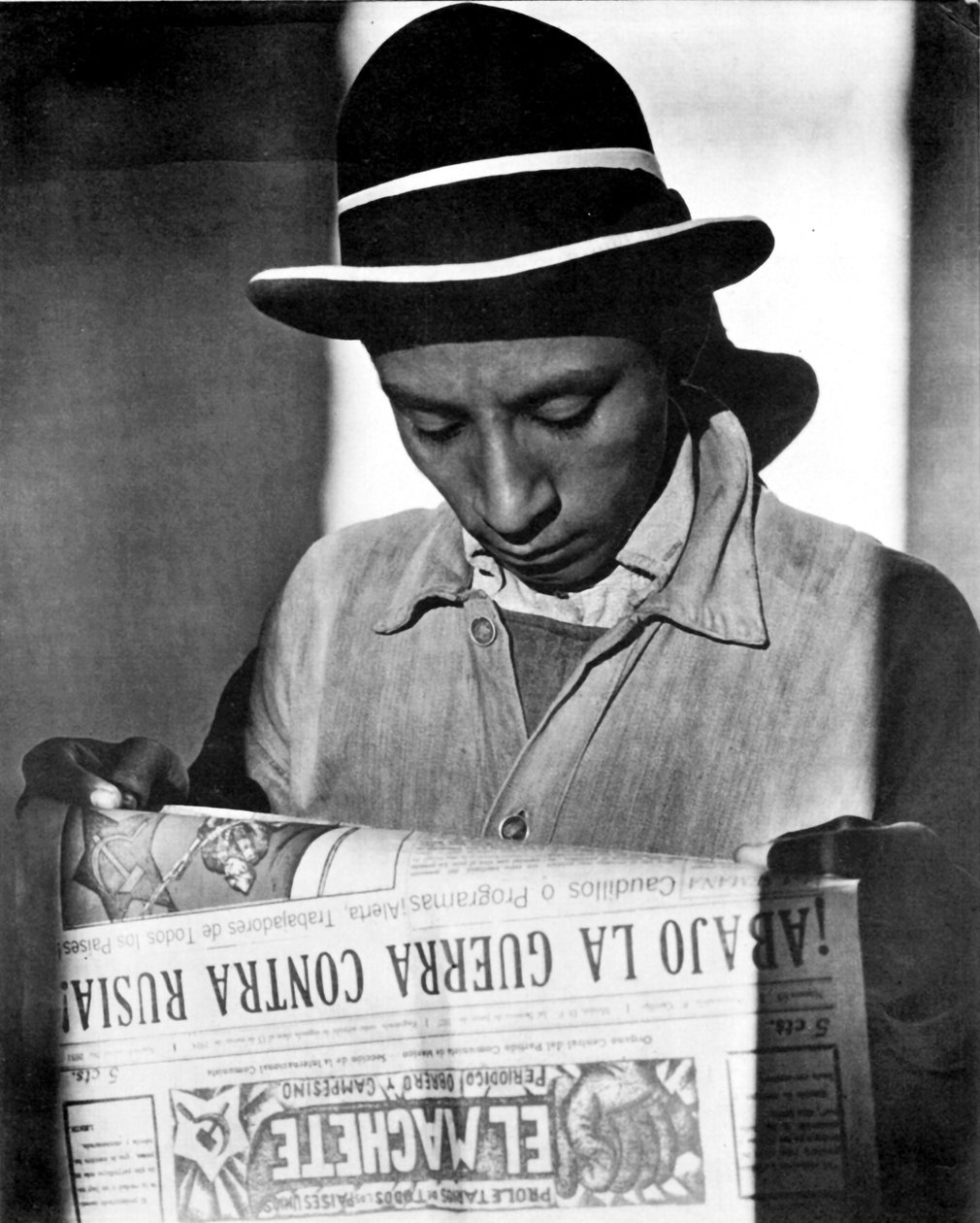 Lavoratore che legge El Machete, Città del Messico, 1925 da Tina Modotti