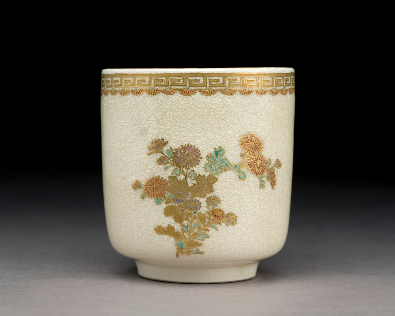 Tazza con crisantemi, Forno di Kumamoto, era Meiji, c.1900 da Tokozan