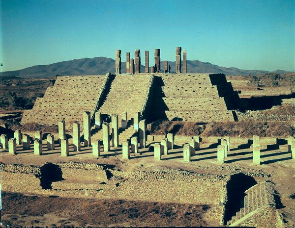Vista della Piramide B da Toltec