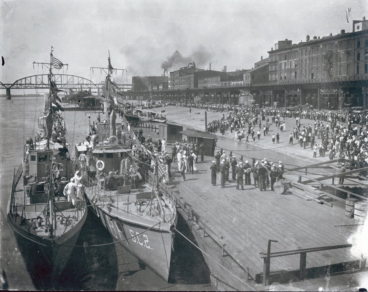 Folla sul lungofiume che saluta la flottiglia antisommergibile della Marina degli Stati Uniti per una visita dimostrativa. 13 giugno 1919 da Unbekannt Unbekannt