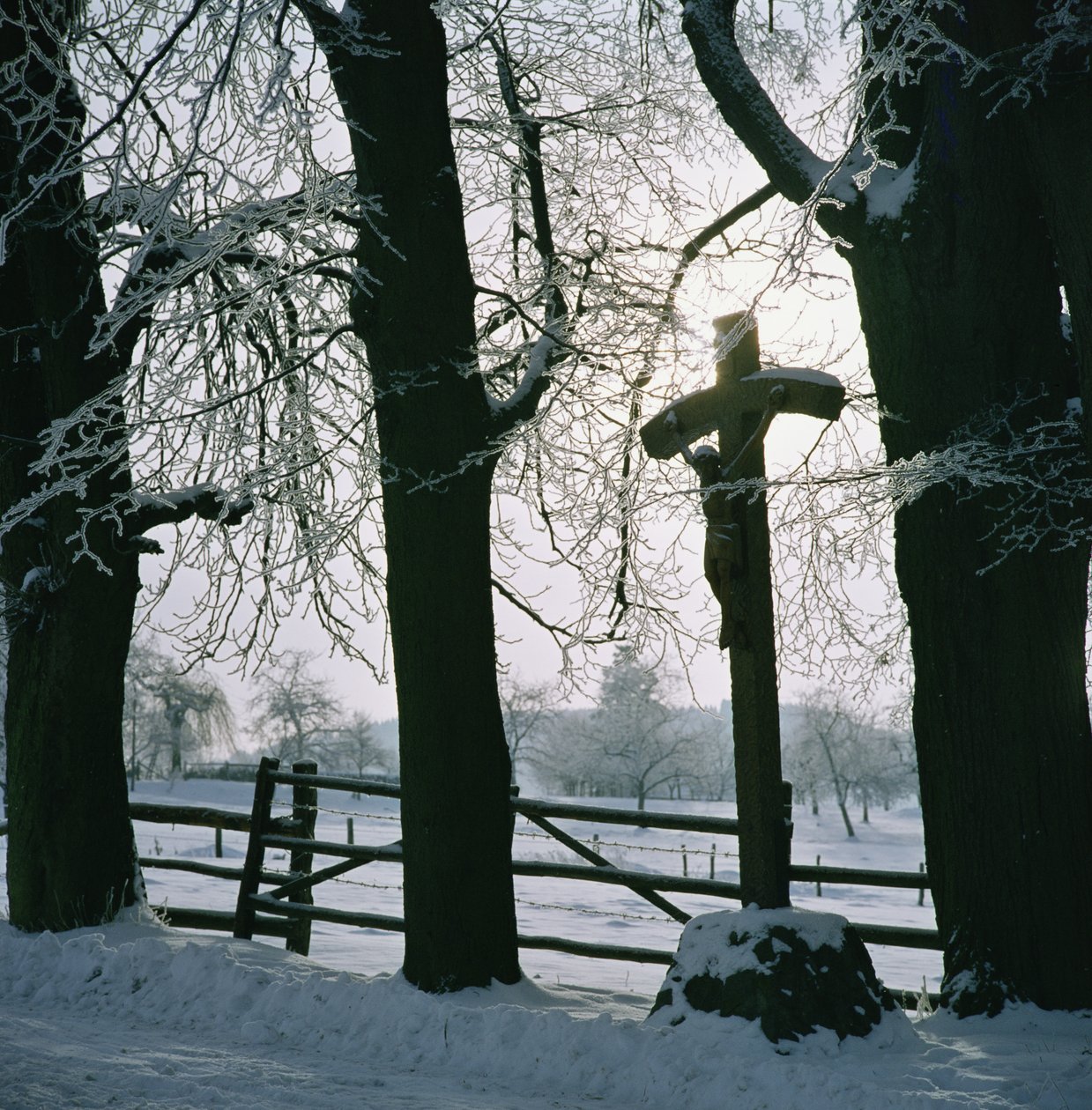Croce nella neve vicino a Winterberg, Germania da Unbekannt Unbekannt
