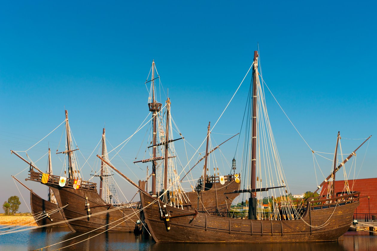 Repliche delle navi con cui Colombo navigò verso le Americhe a El Muelle de las Carabelas, o Il Molo delle Caravelle a Palos de la Frontera, Provincia di Huelva, Andalusia, Spagna meridionale da Unbekannt Unbekannt