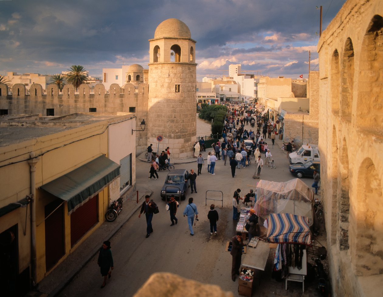 Scena di Strada e Moschea Fortificata da Unbekannt Unbekannt