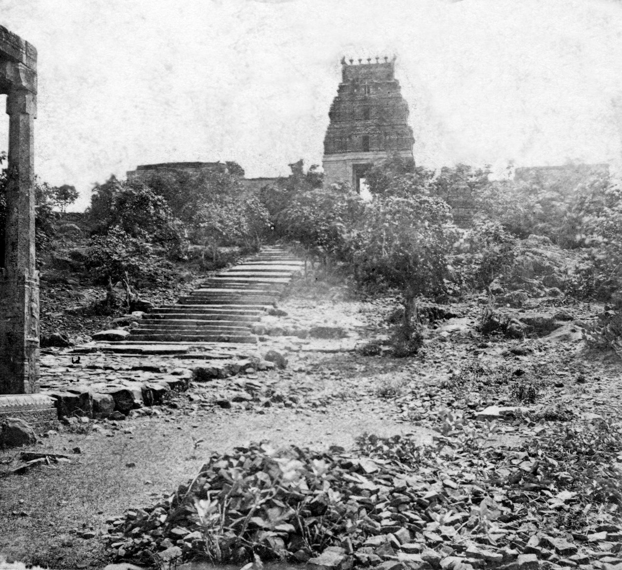 Un tempio in rovina vicino a Madras, India, 1874 da Unbekannt