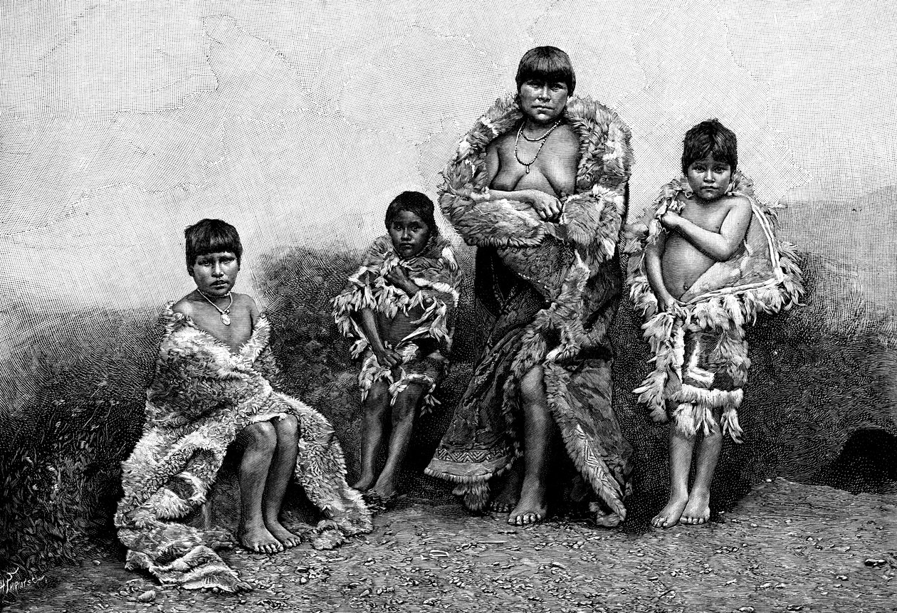 Alakaluf Fuegians vestiti con pelli di guanaco, Cile, 1895 da Unbekannt
