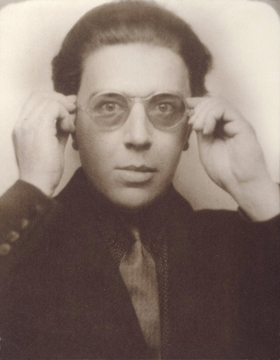 André Breton con occhiali da Unbekannt