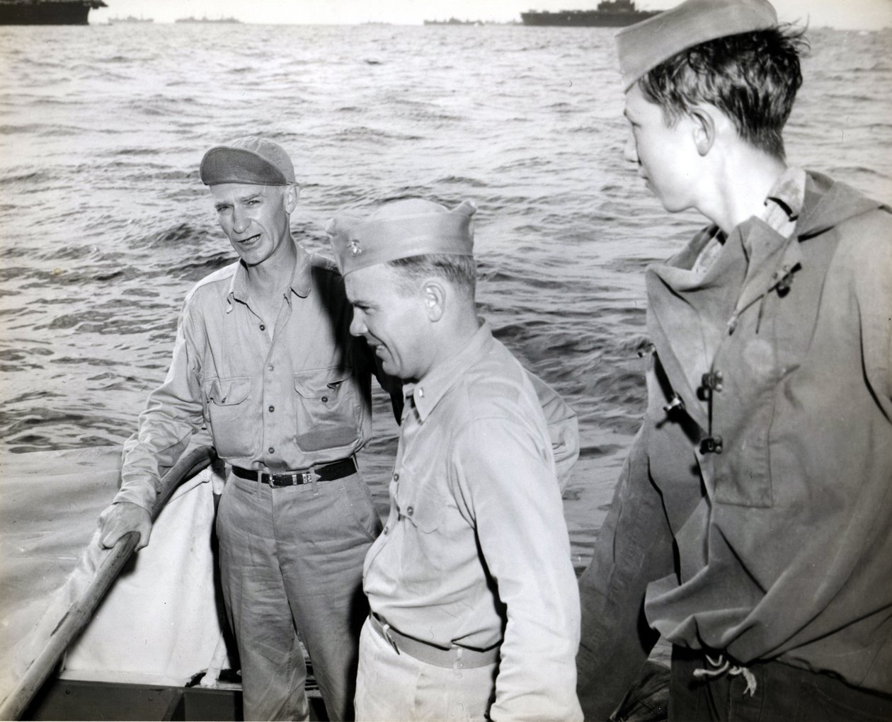 Ernie Pyle visita la USS Hornet da Unbekannt