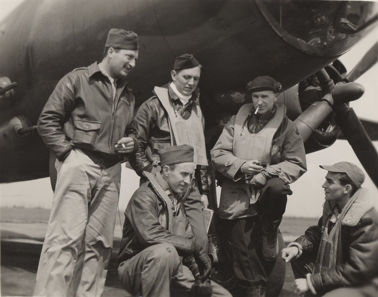 Ernie Pyle con un equipaggio di bombardieri da Unbekannt