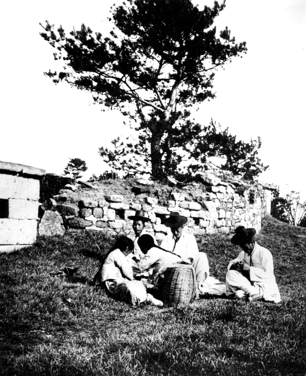 Famiglia che si gode un picnic, Corea, 1900 da Unbekannt