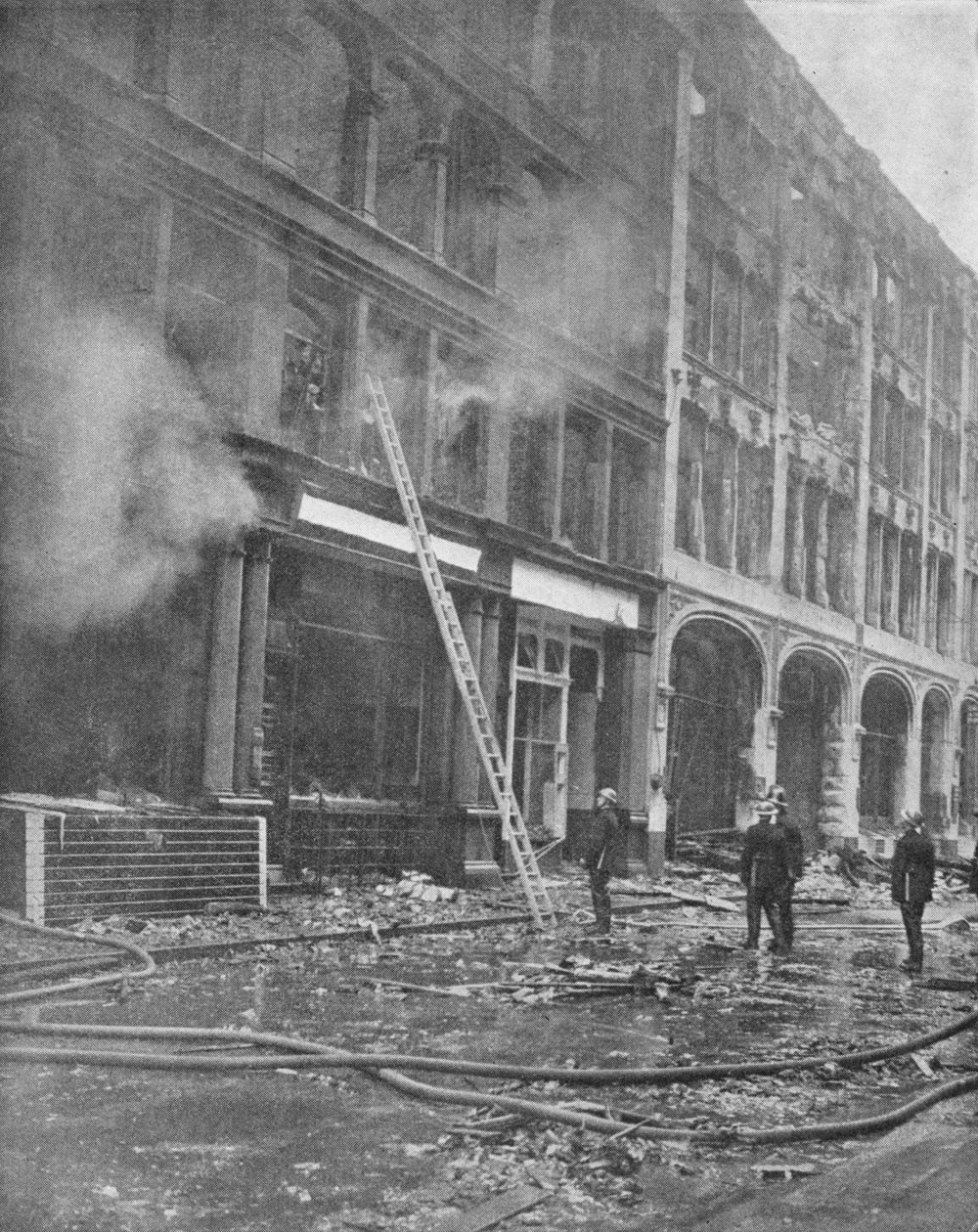 Vigili del fuoco affrontano un incendio in città, 1940 da Unbekannt