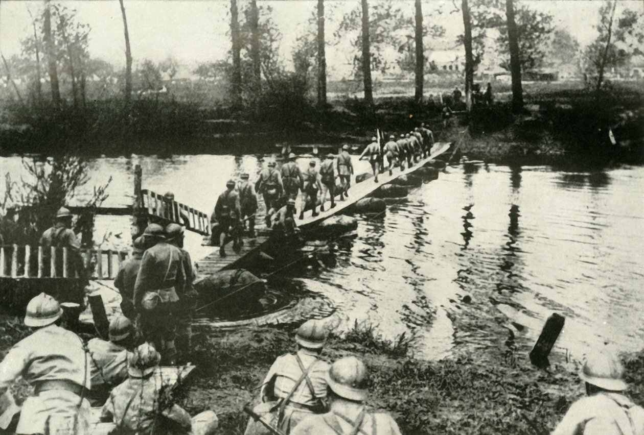 Truppe francesi che attraversano un fiume, 1919 da Unbekannt