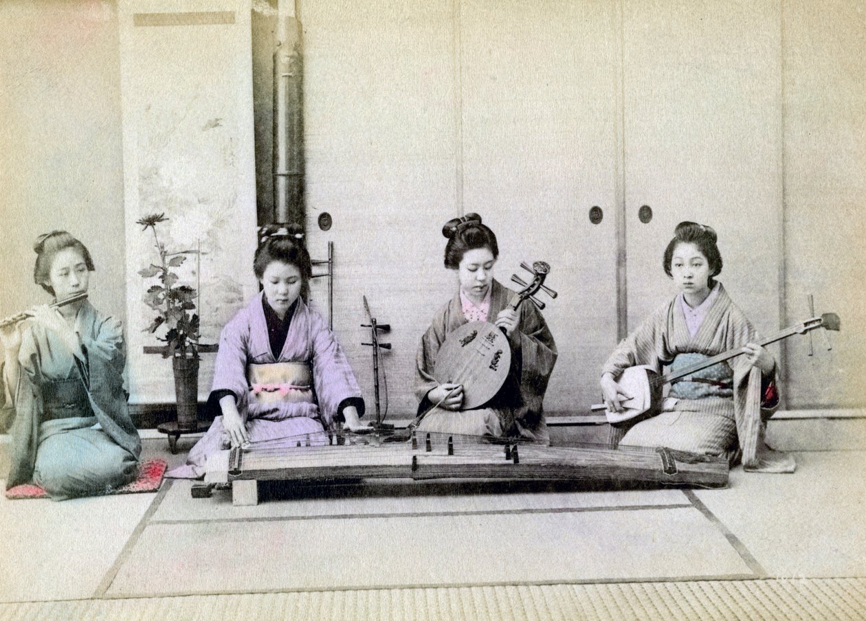 Geisha che suonano strumenti musicali tradizionali, Giappone, 1880 da Unbekannt