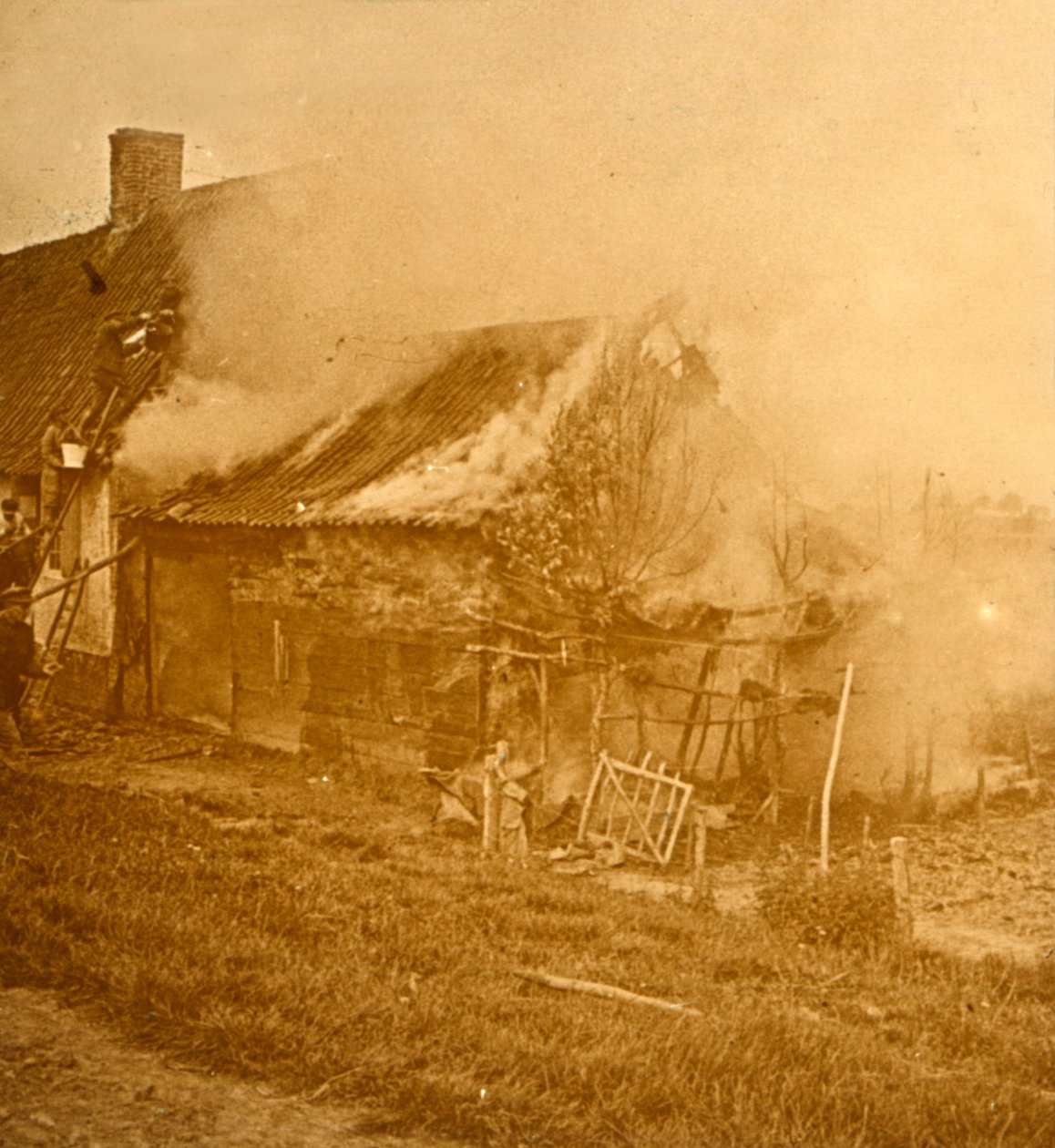 Casa colpita da un proiettile, c1914-c1918 da Unbekannt