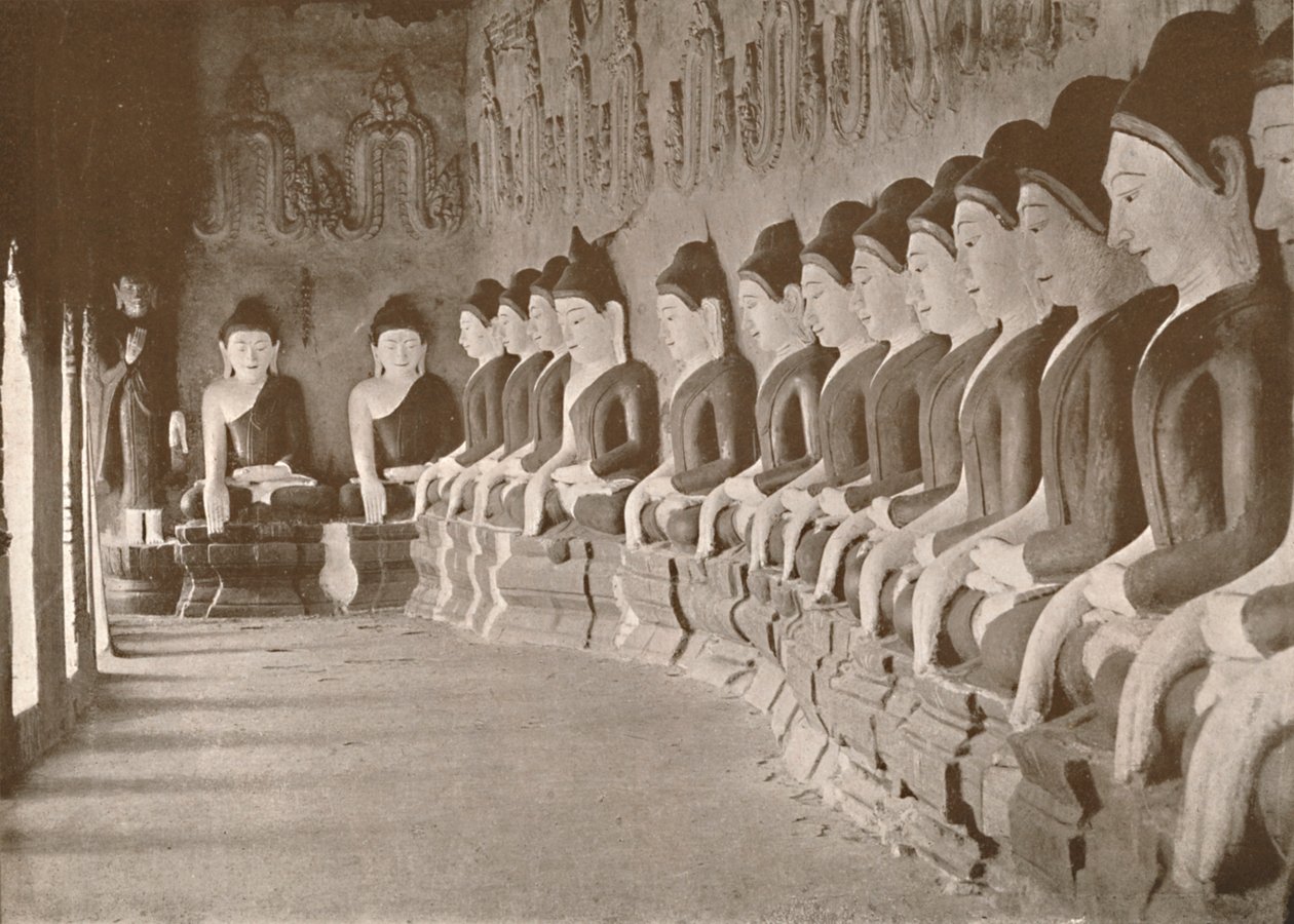 Interno del tempio buddista, Sagaing, 1900 da Unbekannt