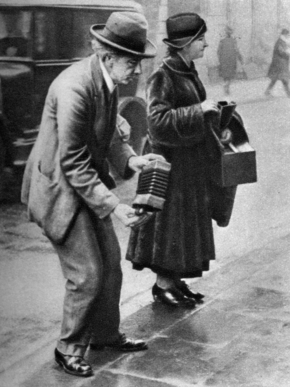 Suonatore di concertina sul marciapiede, Holborn, Londra, 1926-1927 da Unbekannt