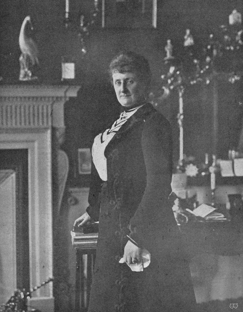 Lady Lansdowne al suo tavolo da scrittura, c1903, 1903 da Unbekannt