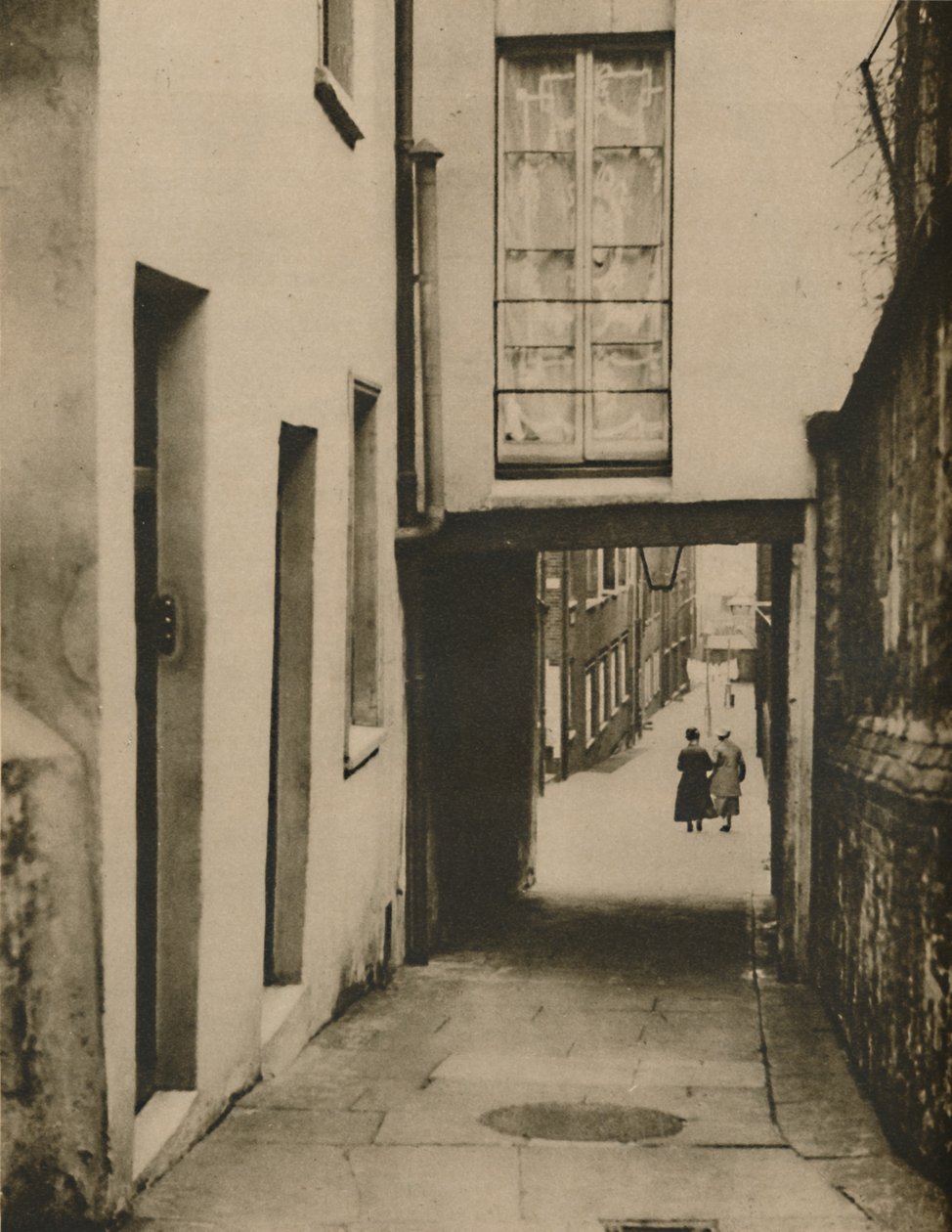 Guardando giù Strand Lane verso il fiume, c1935 da Unbekannt