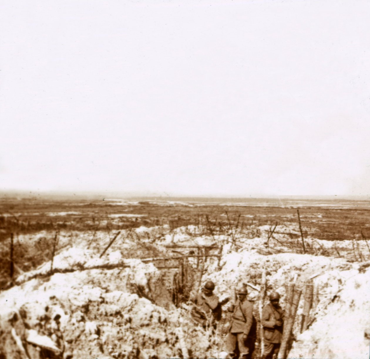 Guardando verso la linea del fronte tedesca, c1914-c1918 da Unbekannt